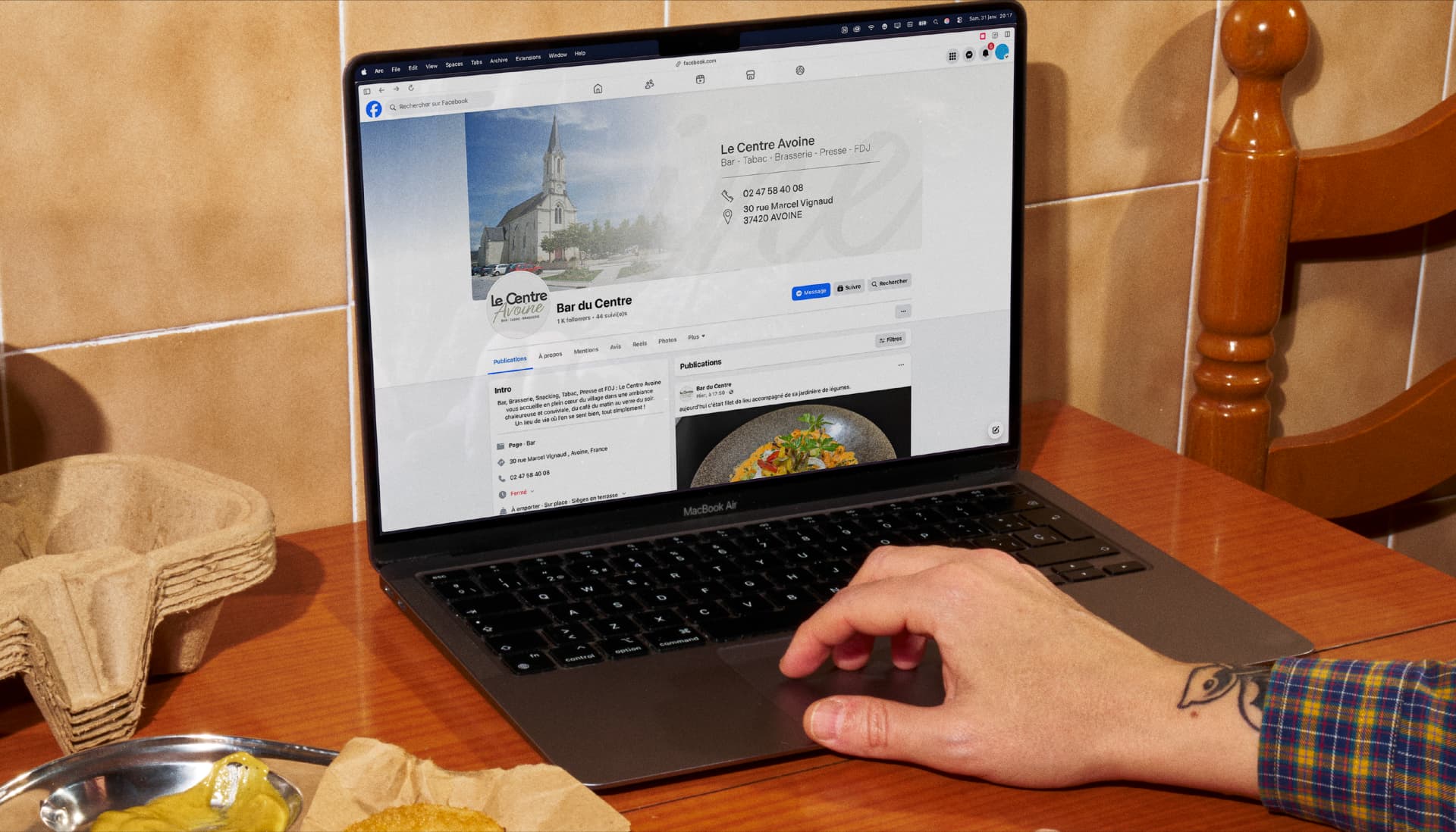 Page Facebook Le Centre Avoine sur ordinateur portable
