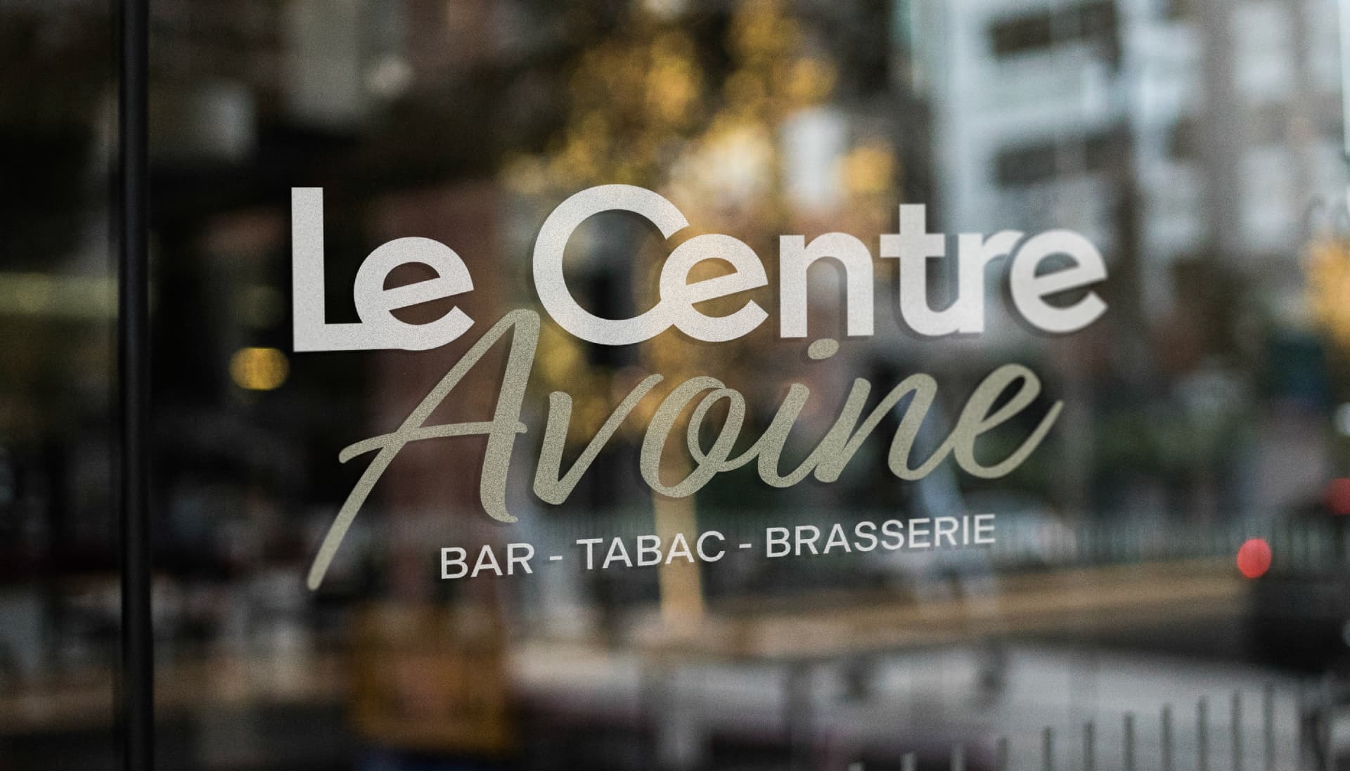 Le Centre Avoine — Logo sur vitrine, Bar - Tabac - Brasserie